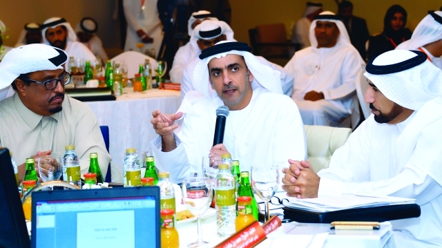 "سيف بن زايد متحدثاً في الملتقى بحضور الشعفار وضاحي خلفان ــ من المصدر"