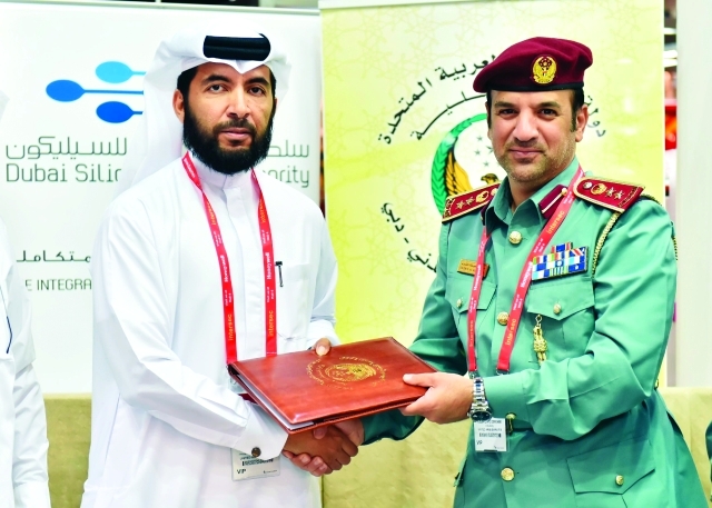 "معمر الكثيري وسالم المقرب عقب التوقيع على المذكرة ــ من المصدر"