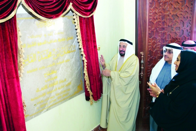 "حاكم الشارقة خلال افتتاح مركز الشارقة للاتصال"