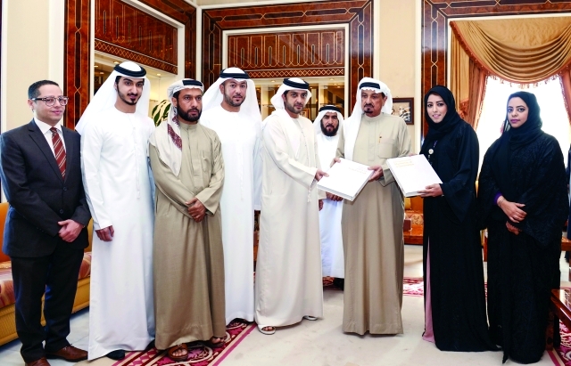 "حاكم عجمان خلال تسلم النسخة الاولى من الموسوعة من عبد العزيز بن حميد النعيمي - وام"