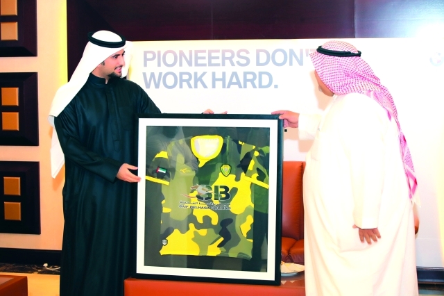 "محمد بن مكتوم يمنح قميص الوصل لفريد مشرف عضو مجلس إدارة نادي الاتحاد السعودي -  البيان"
