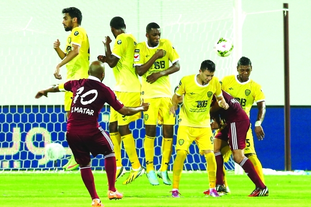 "إسماعيل مطر قائد الفريق يسدد على مرمى الوصل - البيان"