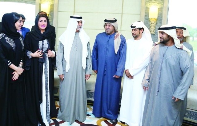 "نهيان بن مبارك مع أسرة الشطرنج خلال تدشين الخدمة - البيان"