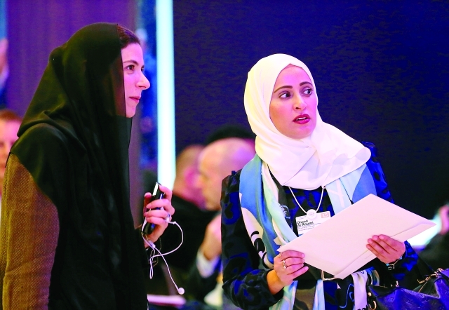 "عهود الرومي (يمين) مدير عام مكتب رئاسة مجلس الوزراء في نقاشٍ على هامش المنتدى ــ من المصدر"