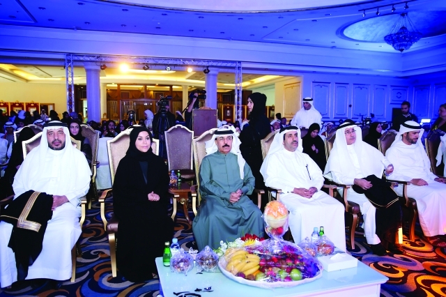 "أمينة الدبوس وعلي عبيد وصالح السحيباني وأحمد عيد المنصوري وجانب من الحضور"