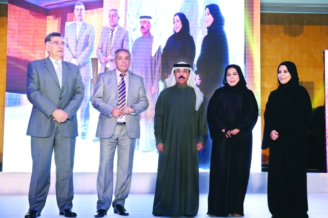 "تكريم \"لجنة الإبداع الإعلامي المقروء\" أمينة الدبوس وفضيلة المعيني وعلي عبيد ويحيى عطية ونادر مكانسي"