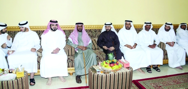"فيصل بن سلطان القاسمي والعريس ووالده وجمع من الأهل"