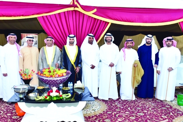 "راشد بن حمدان وخليفة بن سلطان بن حمدان مع العريس والأهل وعدد من المدعوين"