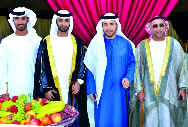 "أحمد ناصر الريس يتوسط راشد بن بشر ونجليه العريس خالد وبشر"