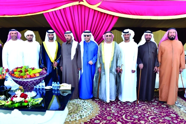 "أحمد ناصر الريسي مع العريس ووالده وعدد من الشخصيات"