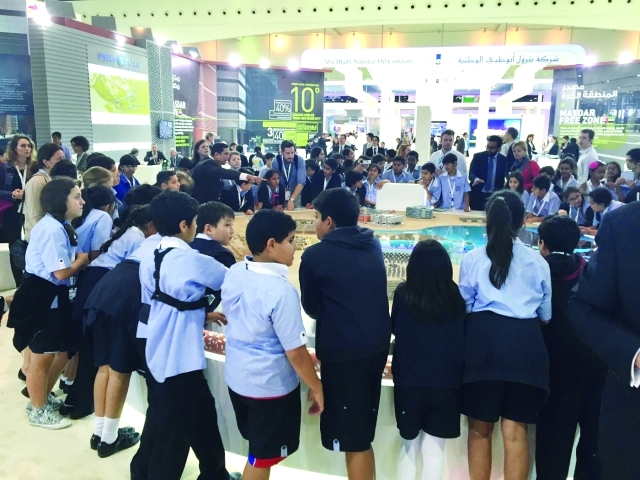 "الطلاب يطلعون عن كثب على أحدث الحلول المستدامة   -  من المصدر"