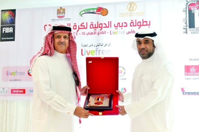 "الحوري يتسلم تكريم البيان بدرع الاتحاد من القرقاوي -  البيان"
