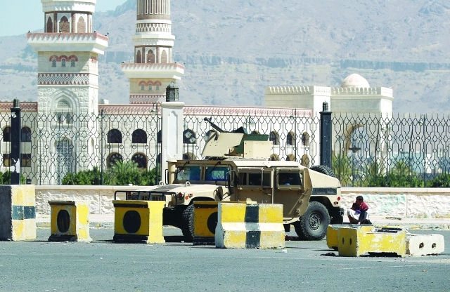 "مسلحون حوثيون في محيط القصر الرئاسي   \t   أ.ف.ب"