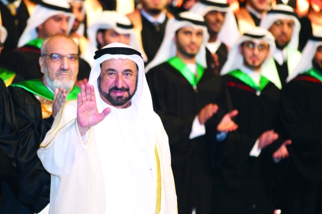 "حاكم الشارقة يحيي الحضور وخريجي الفوج الأول من الدفعة 15 في الجامعة"