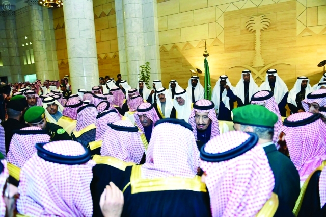 "خادم الحرمين يتلقى البيعة من جموع المواطنين السعوديين - اي.بي.ايه"