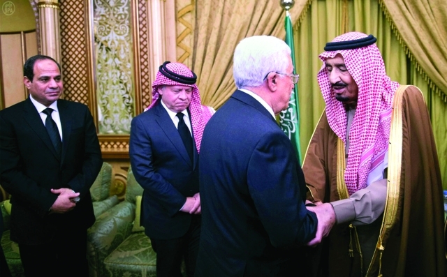 "الملك سلمان يصافح محمود عباس وإلى جانبهما عبد الله الثاني وعبد الفتاح السيسي - أ.ب"