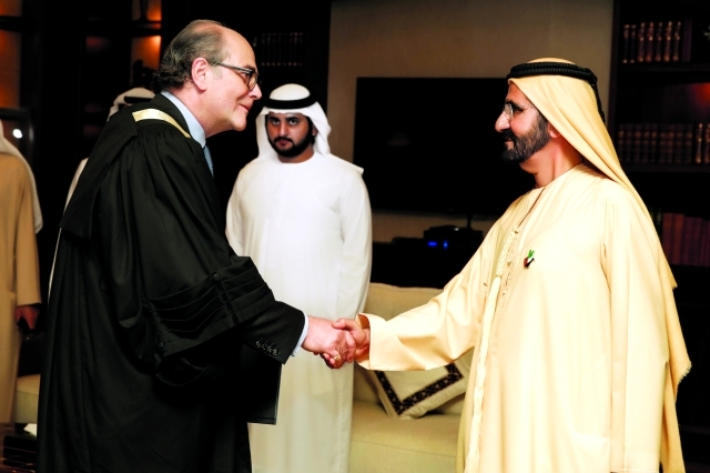 "محمد بن راشد بحضور مكتوم بن محمد مصافحاً القاضي الجديد بعد أداء اليمين القانونية ـــ تصوير: خليفة اليوسف"