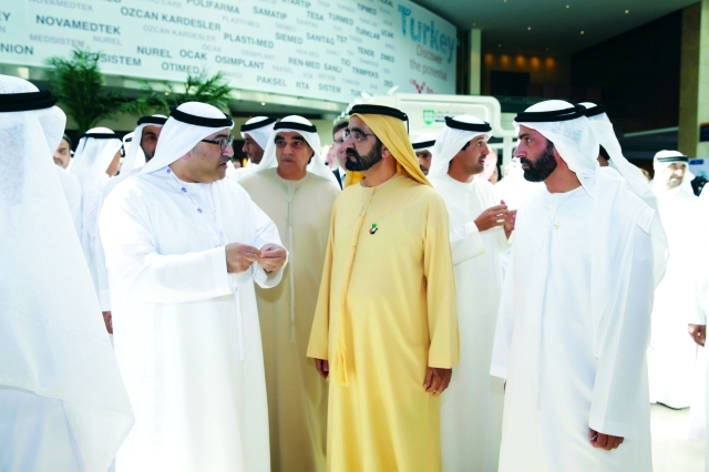"سموه يستمع الى شرح من عبدالرحمن العويس بحضور عيسى الميدور"