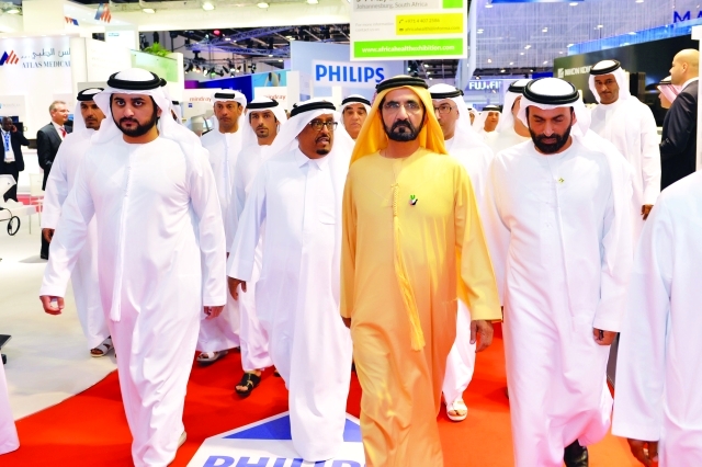 "محمد بن راشد متجولاً في المعرض بحضور مكتوم بن محمد وعبدالرحمن العويس وضاحي خلفان وعيسى الميدور ـــ\t \t تصوير- خليفة اليوسف وسيف محمد"