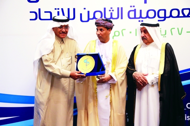 "محمد الوعيل يتسلم جائزة الشخصية الإعلامية نيابة عن تركي السديري من باقوير والعثمان \t-\t\t البيان"