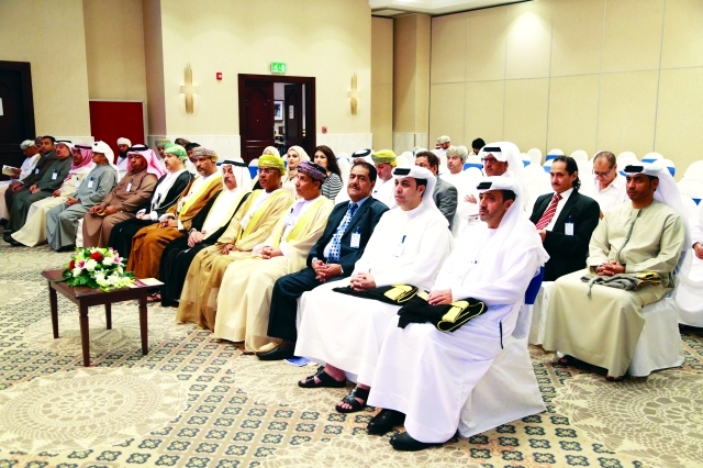 "من الجلسة الافتتاحية ويبدو فيها من اليمين: عبدالرحمن الشميري وظاعن شاهين وسامي الريامي وعلي الرعوي وعوض باقوير ود. رشيد بن الصافي الحريبي وناصر العثمان وسيف المحروقي \t\t-\t\t \t\t البيان"