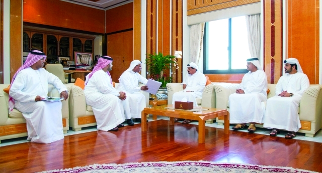 "حميد النعيمي خلال استقباله وفد الإسعاف الوطني برئاسة أحمد الهاجري ــــ وام"