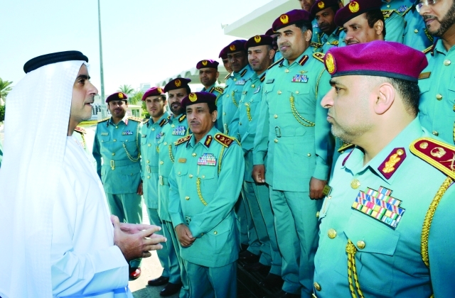 "سيف بن زايد متحدثاً مع الضباط المرفعين"
