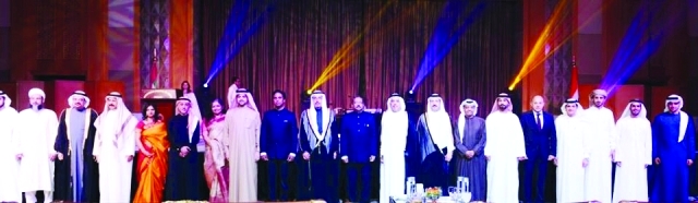 "عبد الله غباش وسفير وقنصل الهند في صورة جماعية مع سفراء وقناصل في الدولة"