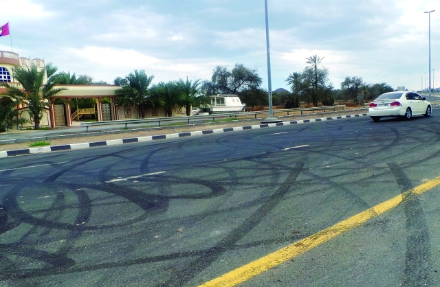 "شارع في البدية كما بدت عليه آثار التفحيط ــ البيان"