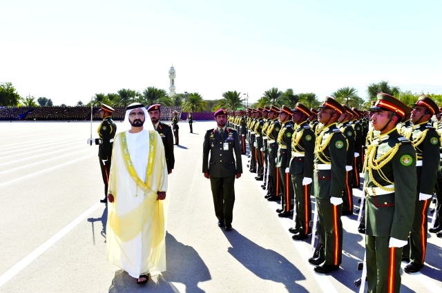 "محمد بن راشد يتفقد طابور الخريجين"