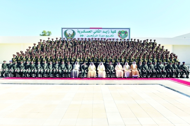 "محمد بن راشد وحمدان بن محمد وطحنون بن محمد وسيف بن زايد والشيوخ والكعبي وبو عميم وكبار الضباط والخريجون ــ\t\t تصوير -محمد هشام"