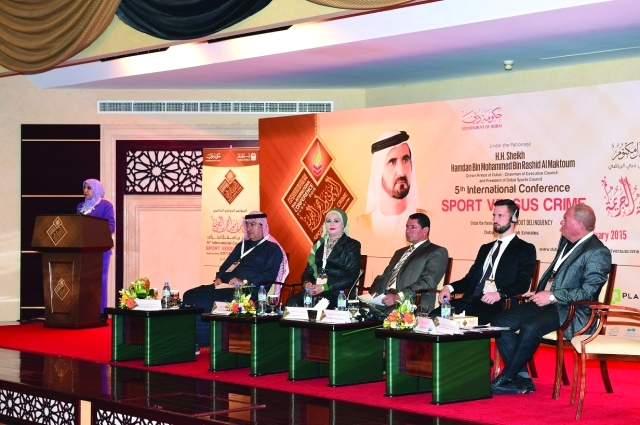 "المتحدثون في المؤتمر يقدمون أوراقهم - البيان"