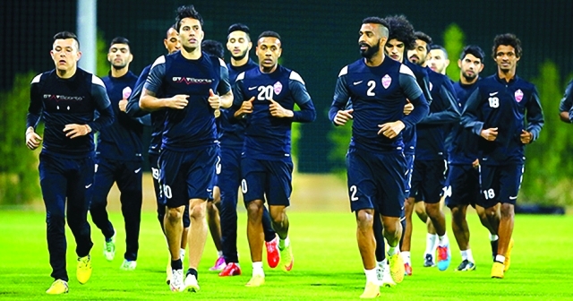 "تدريبات متواصلة من لاعبي الأهلي تحضيراً للدوري."