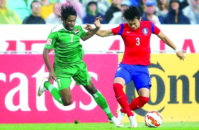 "أمجد خلف وصراع على الكرة مع اللاعب الكوري كيم جين سو"