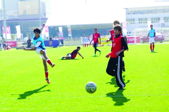 "من مباريات النسخة الأولى من البطولة - البيان"