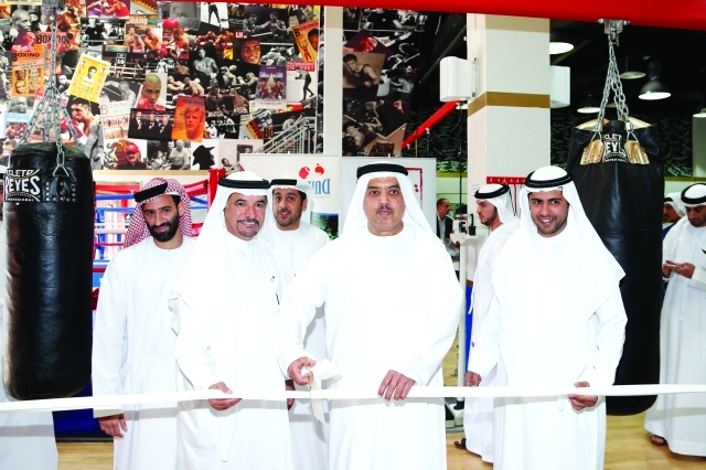 "عبد الرحمن الغرير وسعيد حارب يقصان شريط افتتاح النادي بحضور أحمد صديقي وعبد الله خوري تصوير - عبد الحنان مصطفى"