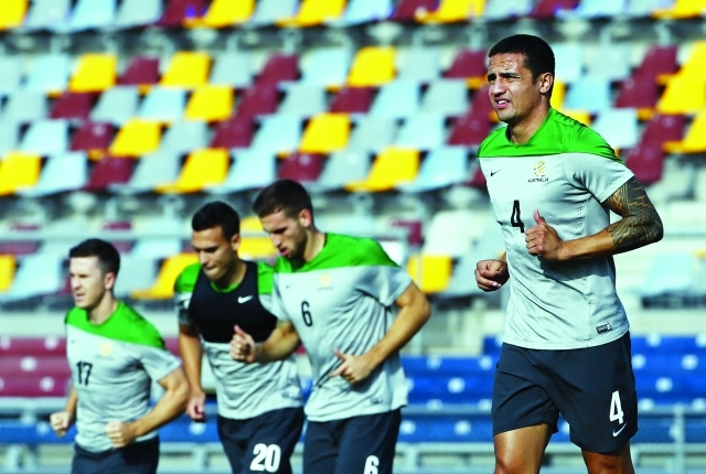 "كاهيل يتقدم لاعبي منتخب بلاده في المران"