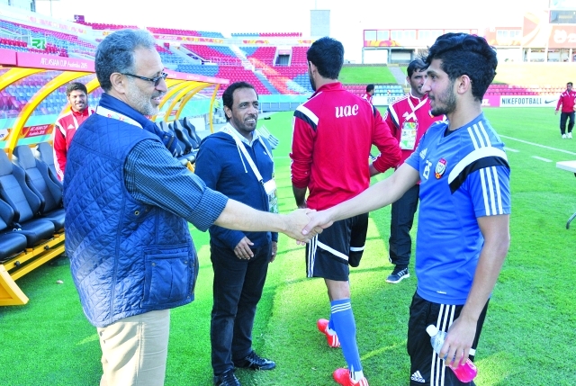"السركال يصافح عامر عبد الرحمن قبل بدء المران"