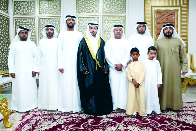 "عصام علي، علي عبدالله، ثاني عبدالله، أحمد ثاني، عيسى علي، شعيب أحمد، فهد عبدالله، والطفلان  فارس وطلال"