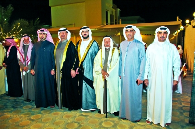 "العريس راشد يتوسط جده محمد عبدالجليل البستكي ووالده محمد رفيع البستكي وإلى اليمين أخواله يوسف وعبدالباسط وابن عمه محمد"