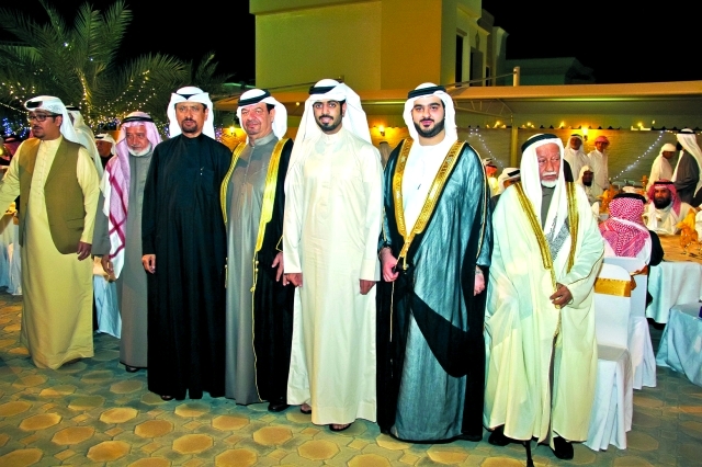 "جد العريس والعريس راشد ووالده محمد رفيع البستكي والطيار خليفة عبدالله وعبدالله إبراهيم بن حسين وعبدالعزيز البستكي"