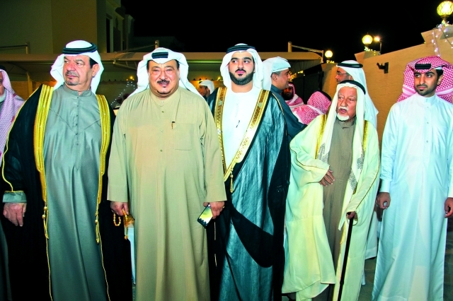 "خالد محمود عبدالرحمن البستكي يتوسط العريس ووالده وجده"