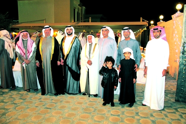 "أخوال العريس من اليمين جاسم وعبدالباسط مع والدهم والعريس ووالده وعدد من الأقارب"