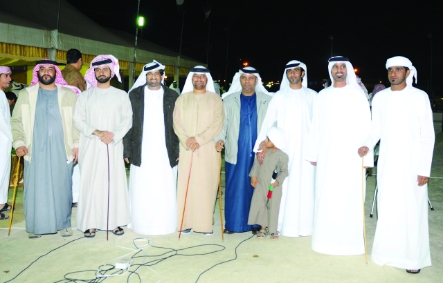 "العريس جاسم المدحاني يتوسط محمد عبيد بن مطار وسالم الزفنة وسعيد الشهواني وعبيد الشوين وعبيد المدحاني وعلي الشوين"