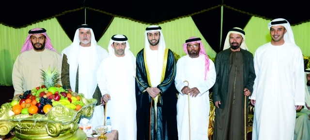 "العريس ووالده ووالد العروس وعدد من الحضور"