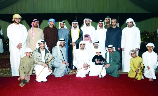 "العريس يتوسط أصدقاءه"
