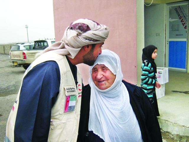"محمدالفلاحي يقبل رأس النازحة صبحية محمد حسين"