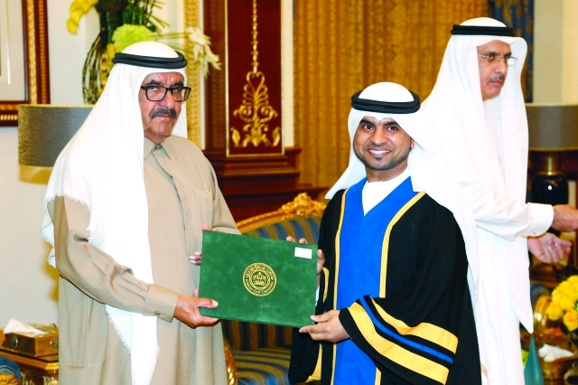 "سموه يسلم الشهادة لأحد الخريجين ــ من المصدر"