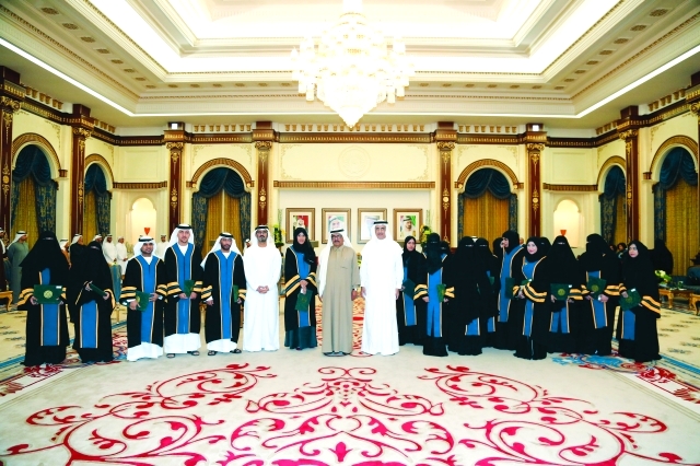 "حمدان بن راشد متوسطاً الخريجين والخريجات بحضور حسين الحمادي وخالد العوهلي ــ من المصدر"