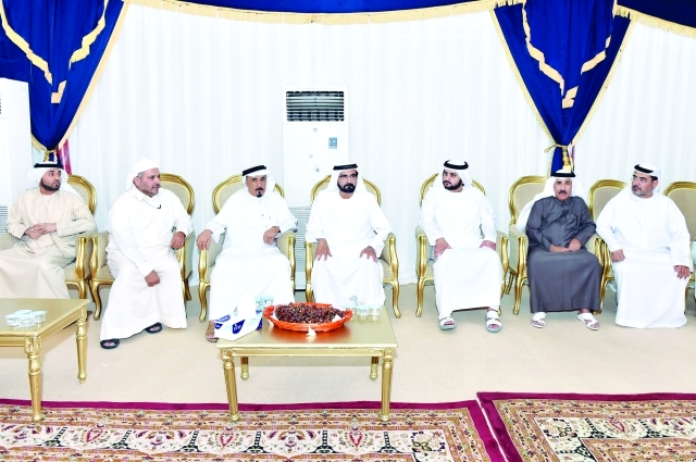 "محمد بن راشد مقدما العزاء في وفاة سلامة بنت فطيس يرافقه مكتوم بن محمد وخليفة سليمان"